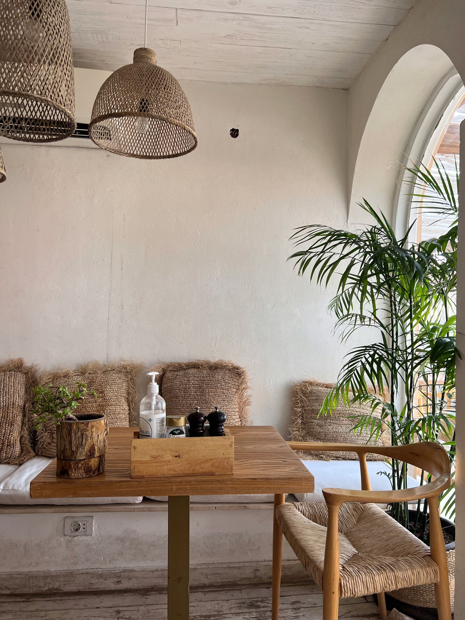 Sofas & Lounge Chairs