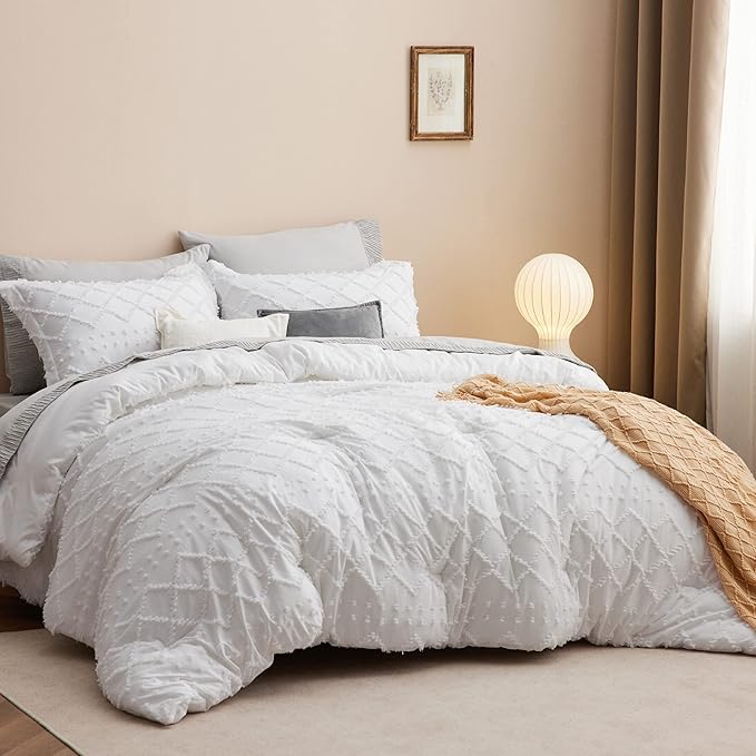 Bedsure California King Comforter Set - White Comforter, Boho Tufted Shabby Chic Bedding for Kids, 3 Pieces Vintage Farmhouse Bed Set for All Seasons, Fluffy Soft Bedding with 2 Pillow Shams